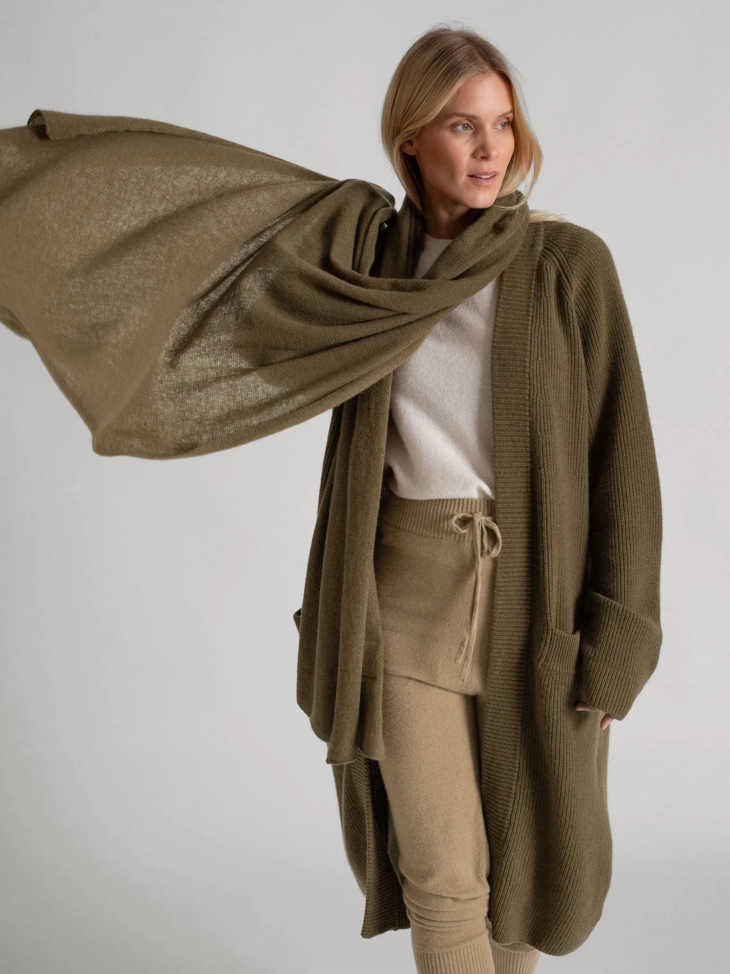 Airy cashmere scarf "Flow" - hunter